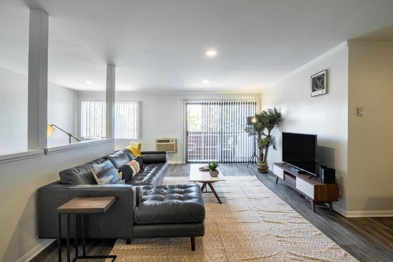 1Br Apartment In North Hollywood With Balcony - Los Angeles — Photos 1